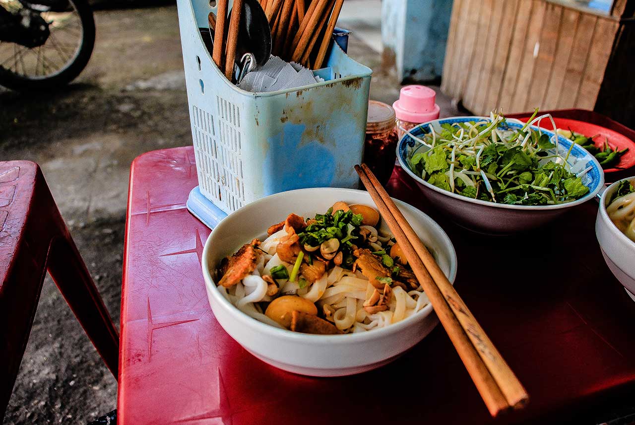 À table: au Vietnam gastronomie & culture