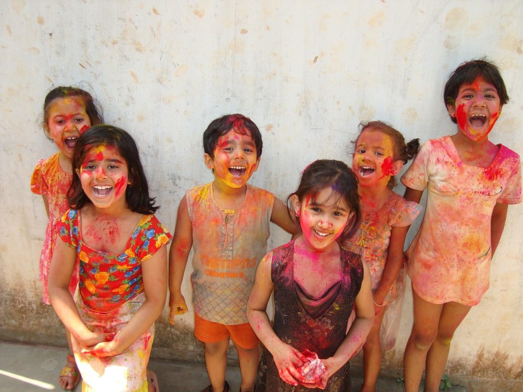 holi enfants fêtes des couleurs en Inde